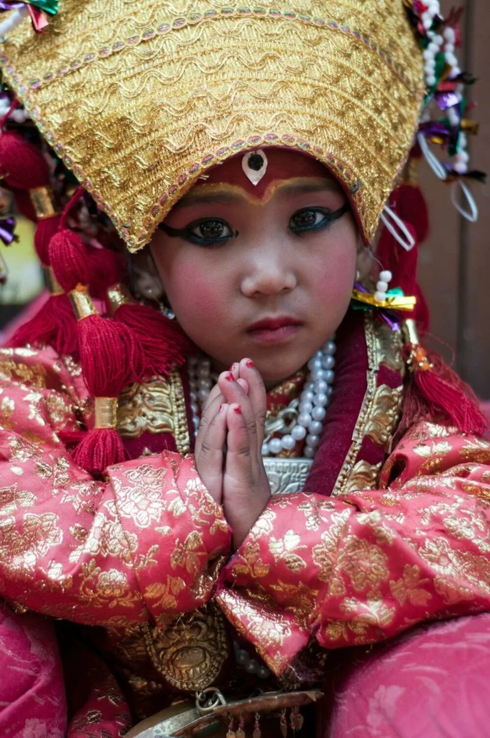 Принцесса непала. Кумари Деви. Кумари Деви богиня. Непальская богиня Кумари. Принцесса Кумари Непал.