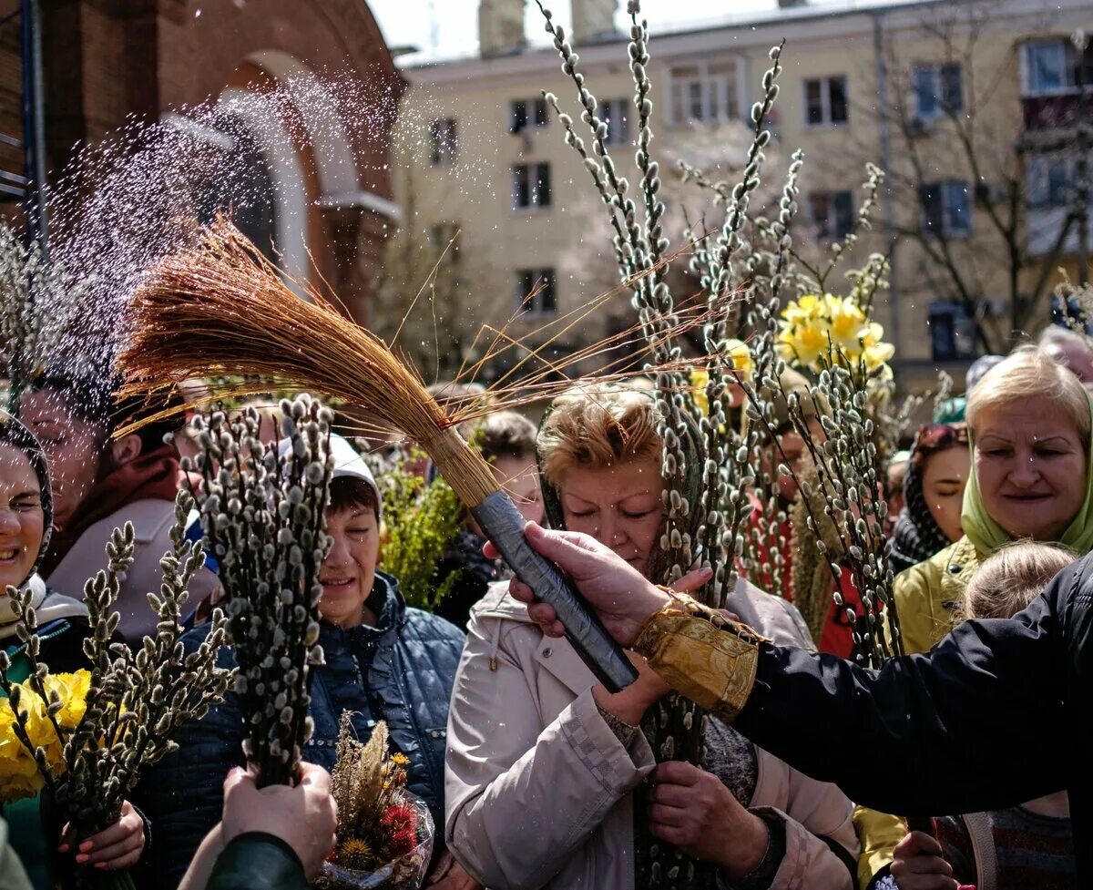 Вербное воскресение 23. Вербное воскресенье 2025. вербное воскресенье освящение вербы. верба в храме.