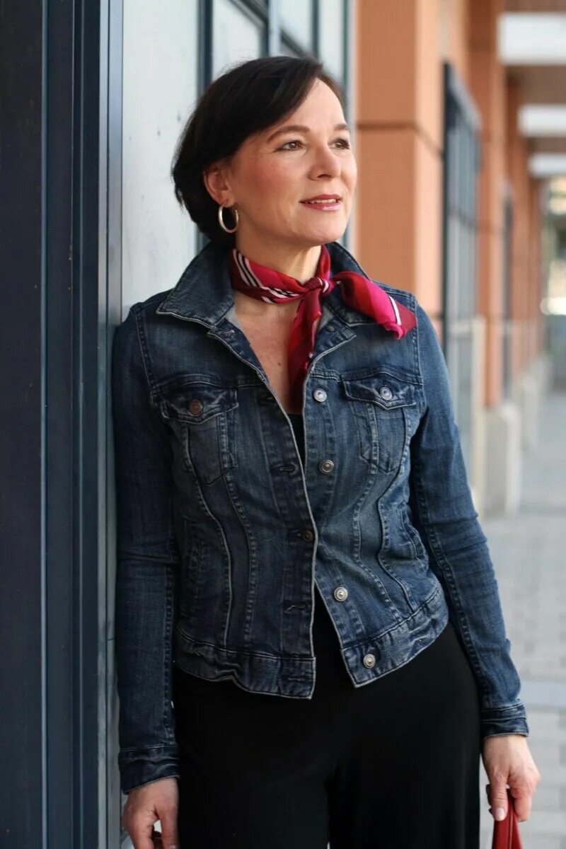 джинсовая одежда для женщин больших размеров. джинсовая одежда для женщин за 50 лет. джинсовые куртки для женщин после 50 лет. джинсовые куртки для женщин после 50 лет. джинсовки больших размеров для женщин.