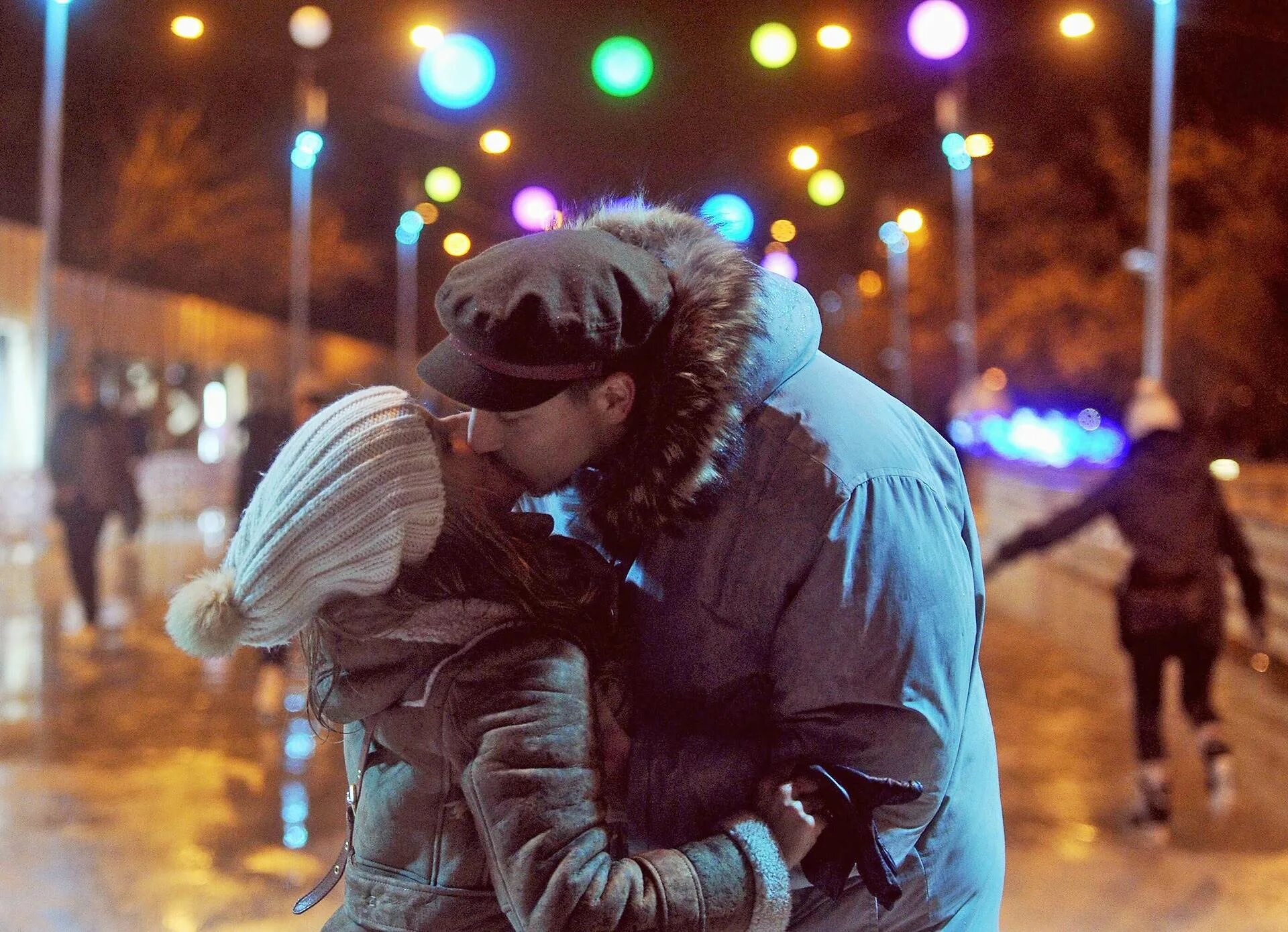 Встретится погулять. Пара зимой. Поцелуй на улице. Поцелуй вечером на улице. Пара вечером на прогулке.