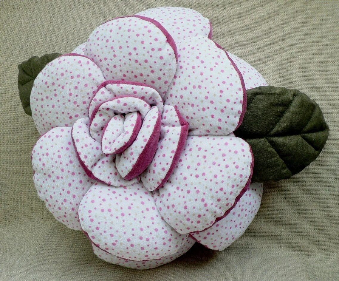 Что можно сделать своими руками из ткани. Рукоделие из ткани. Подушки в виде цветов. Текстильные цветы. Рукоделие подушки.