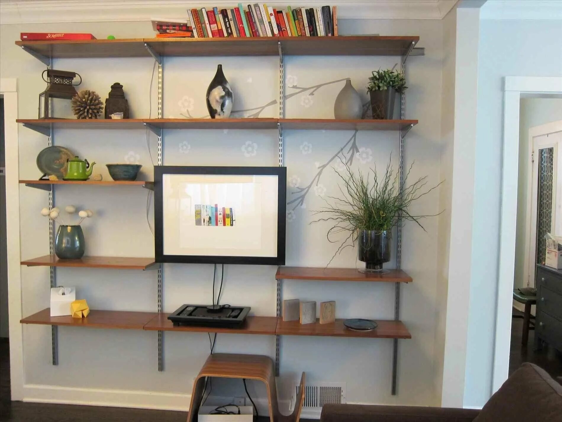 Полки в зале фото