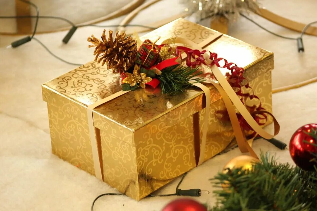 Новый год подарок россия. Подарок на новый год. Подарочные коробки на НГ. Новогодние коробки для подарков. Упаковать подарок.
