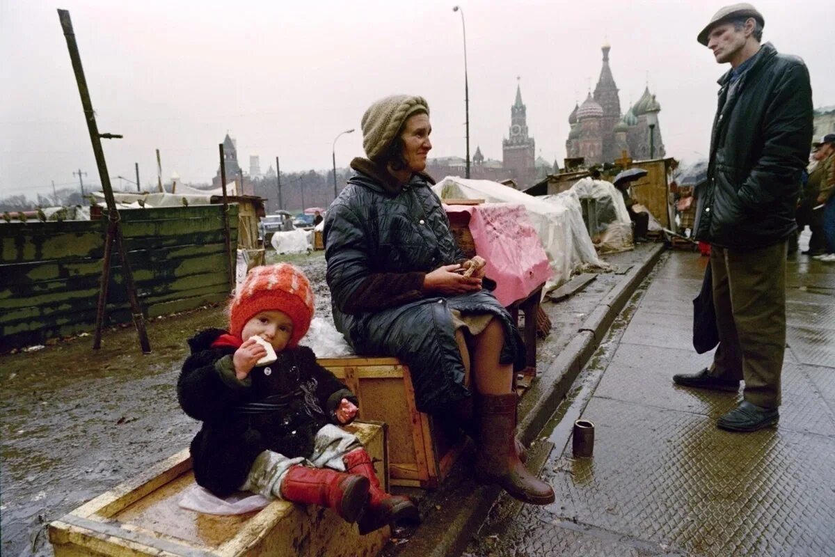 Бедный насколько. Святые Москва 90е. Нищета и разруха в 90-е годы в России. Бедность в 90е Москва. Нищета в 90е годы Россия макдональдс.