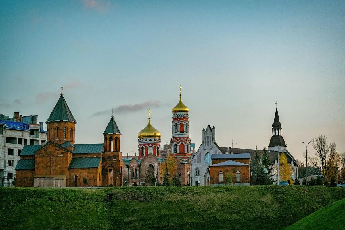 Тур в нижний новгород на 3 дня. Площадь трех церквей Нижний Новгород. Три церкви в Нижнем Новгороде. Храмы трех религий Нижний Новгород. Воскресенская Церковь (Нижний Новгород).