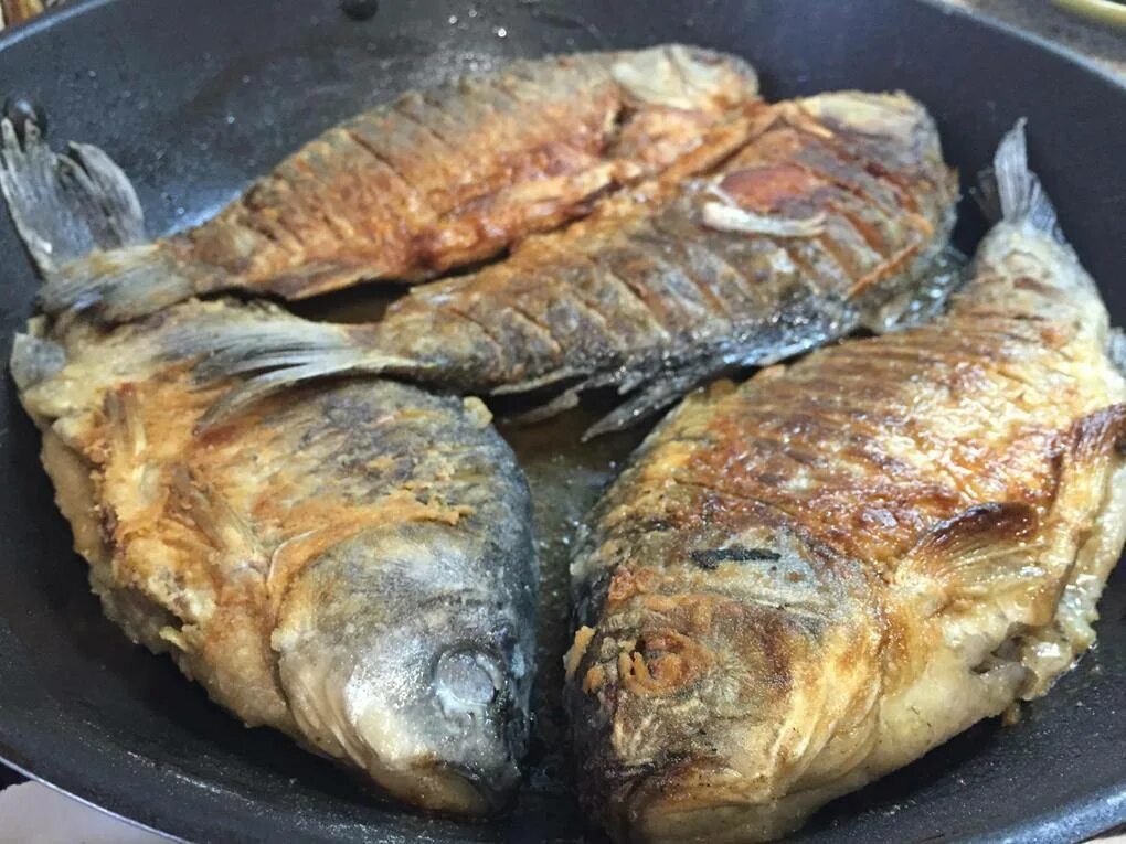 Рыба жареная. Блюдо из мелкой рыбы. Жарка рыбы. Рыба на сковороде.