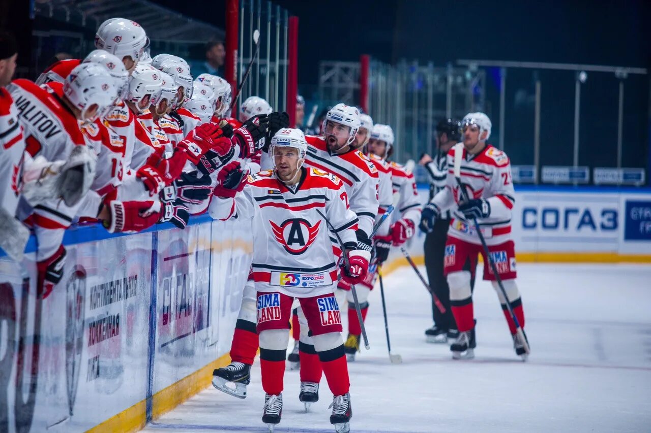 хоккеисты автомобилист екатеринбург. хк автомобилист. автомобилист хоккейный клуб. хоккейная вертикаль автомобилист. хоккеист автомобилист.