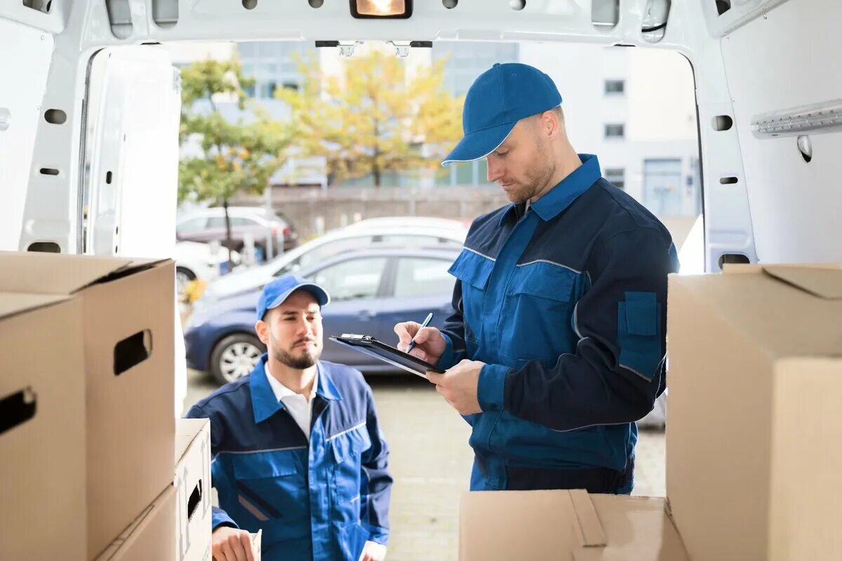 Механик по выпуску. Новости грузоперевозок. Механик грузового транспорта. Delivery man. Курьер с посылкой.