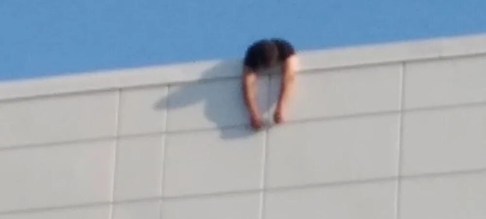 Почему парни лезут. Искусственный мужик лезет на крышу. Мужчина лезет на крышу по лестнице. Мужчина лезет по водостоку. Мальчиш залез на крышу.