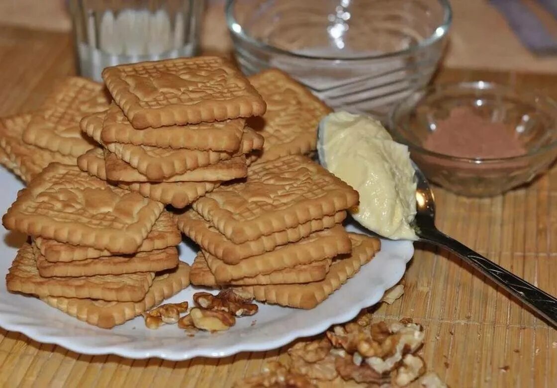 Рецепт картошки печенье сгущенка какао. Печенье со сгущенкой. Песочное печенье со сгущенкой. Пирожное из печенья и сгущенки. Печенье для пирожного картошка.