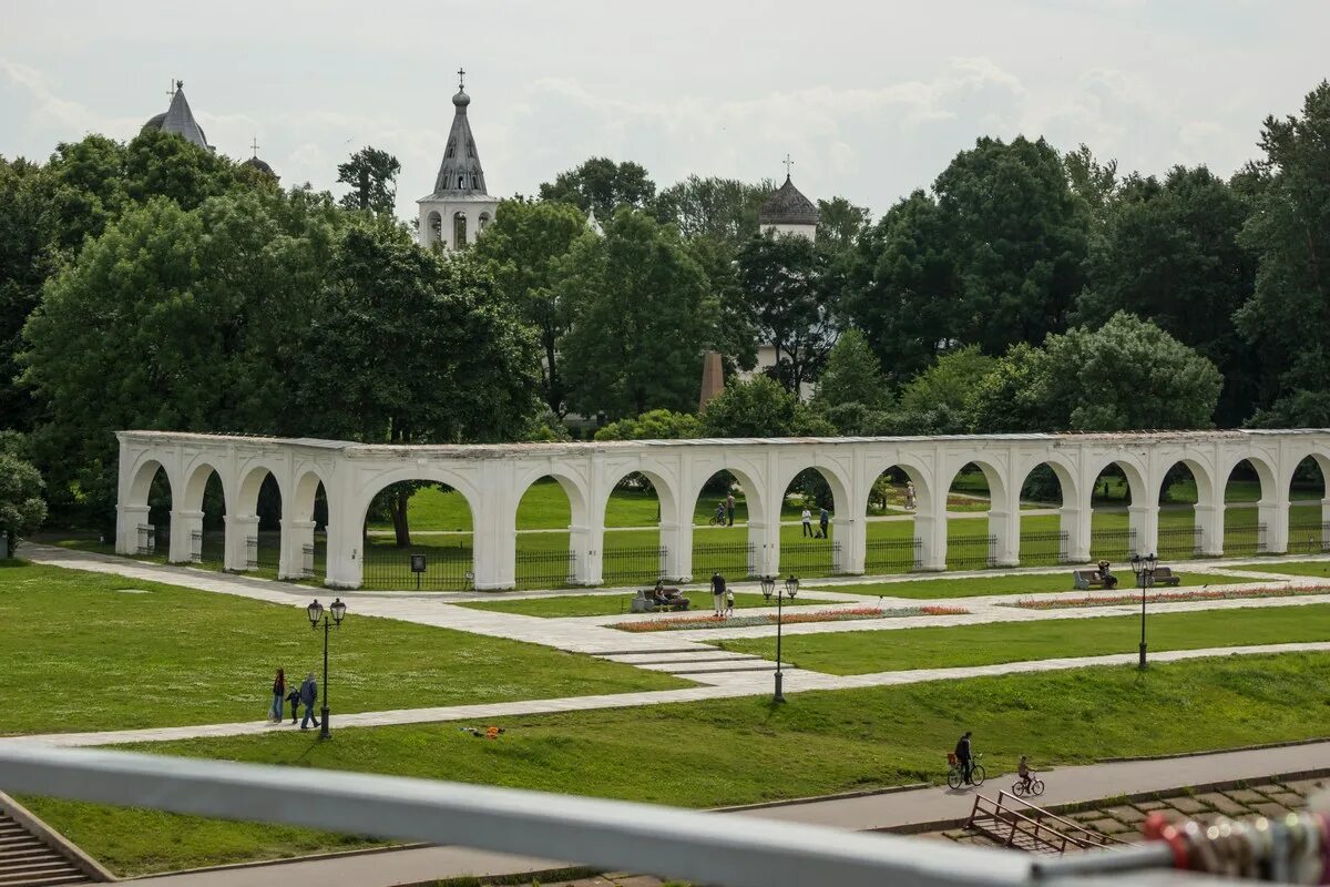 дворик великих. аркада гостиного двора великий новгород. аркада гостиного двора великий новгород. аркада гостиного двора (ярославово дворище). московская область, талдомский городской округ, великий двор село, 131а.