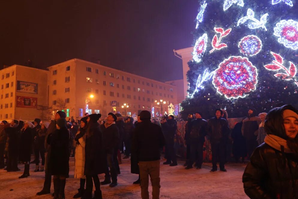 Во сколько в магадане новый год. Новогодний магадан 2025. фото магадана 2025 года. магадан в новогоднюю ночь. новогодняя ночь в магаданской области.