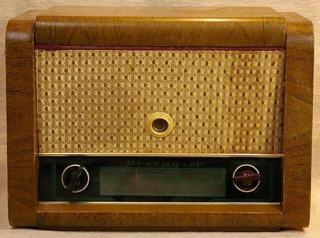 старый радиоприемник на ножках. радиола стимпанк. радиоприемник си-235 шасси. радиоприемник ленинградец 1947. радиопередачи советских времен.