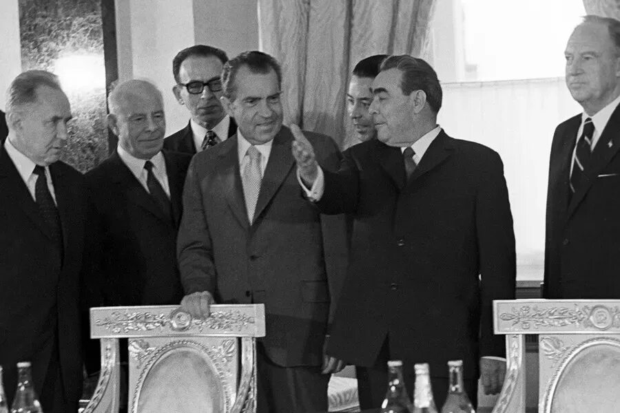 Брежнев договор. Никсон и брежнев 1972 в москве. Осв-1 брежнев никсон 1972. Осв-1 брежнев никсон 1972. Рональд рейган и брежнев.