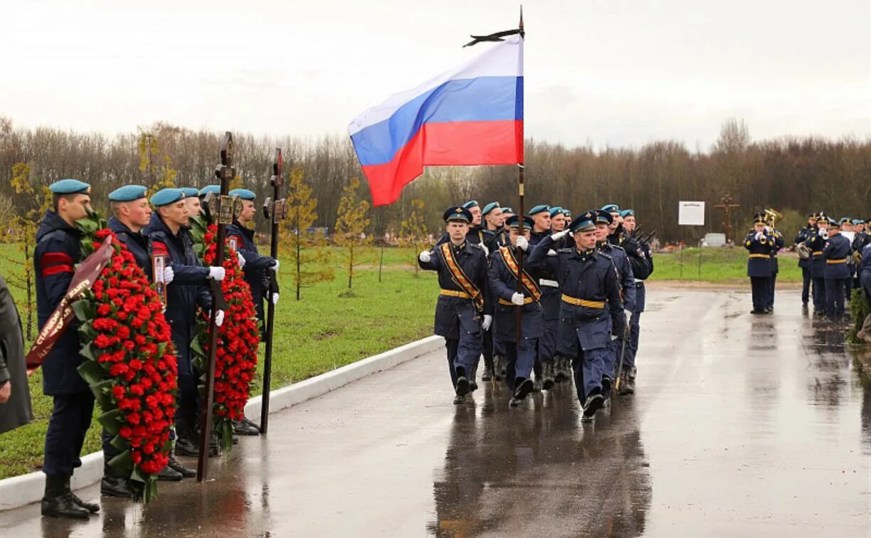 Тула прощание. Военное кладбище в Туле. Прощание с погибшим солдатом. В Туле простились с десантниками. Похороны военнослужащего.