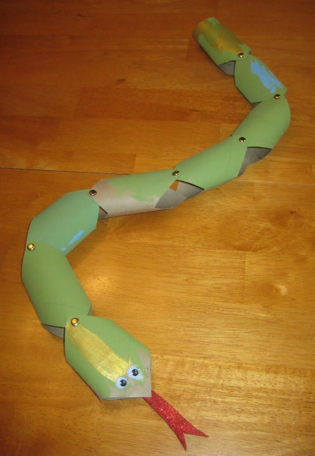 Змея своими руками из подручных. Змея из шин. Игрушки из подручных материалов для детей. Поделка змея из природного материала. Папье маше змея.