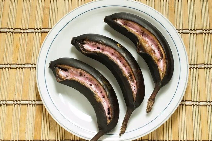 Горячий банан. Маска из банана и меда. Банан очищенный. Горячий банан. Жареные бананы на мангале.