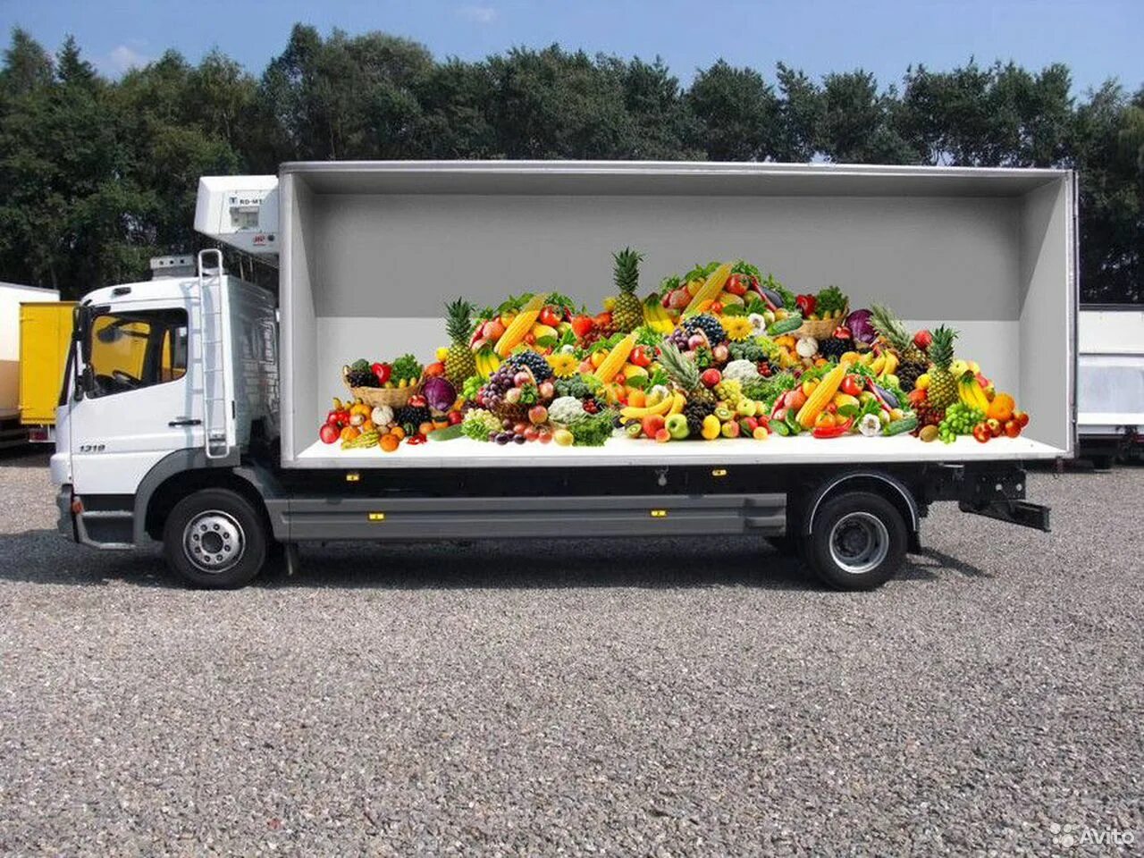 выездная торговля. машины овощи фрукты. торговля овощами с машины. машина для перевозки овощей. грузовик с продуктами.
