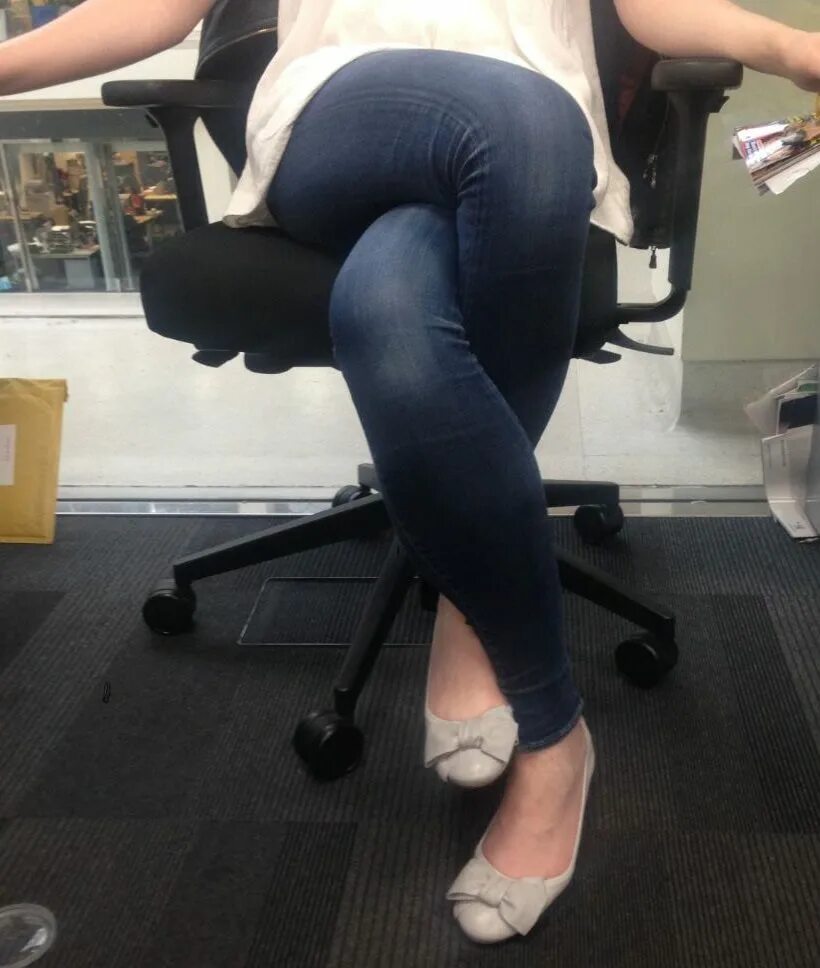 Девушки crossed legs. Crossing her legs. Девушка лежит скрестив ноги. Girl sitting cross-legged. Босая учительница.