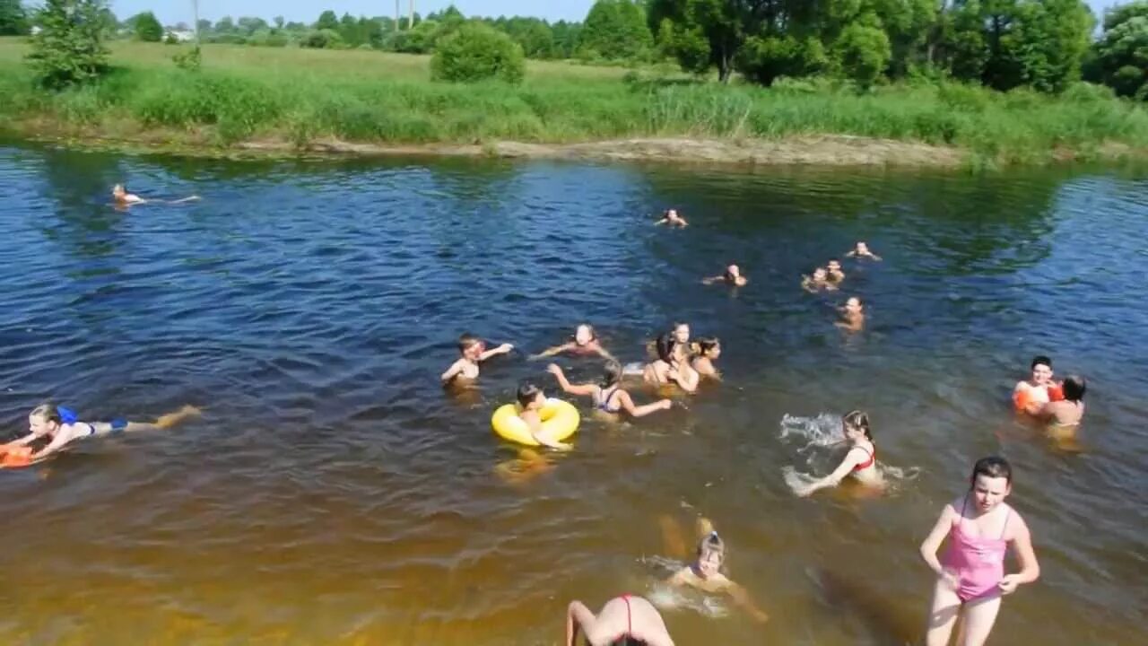 Видео купаются в речке