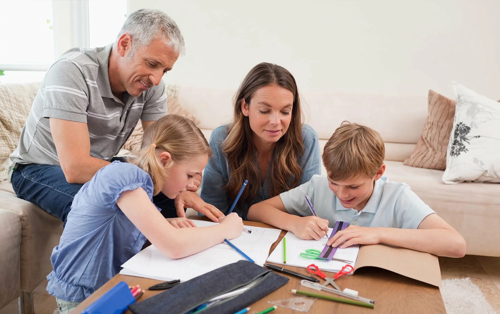 Родители со школьниками. Родители и дети. Взрослый учит ребенка. Мама с ребенком школьником. Родители и дети школьники.