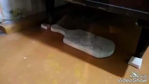 Как легче передвинуть шкаф по линолеуму