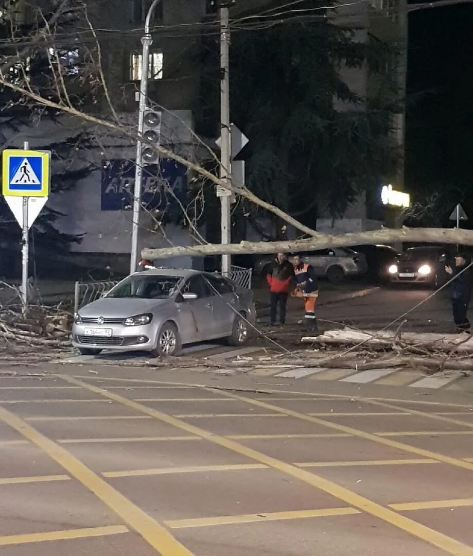 Шторм в ялте. Ураган в крыму. Ураган в крыму. Новости крыма 29 февраля 2024. Ялта ураган сегодня.