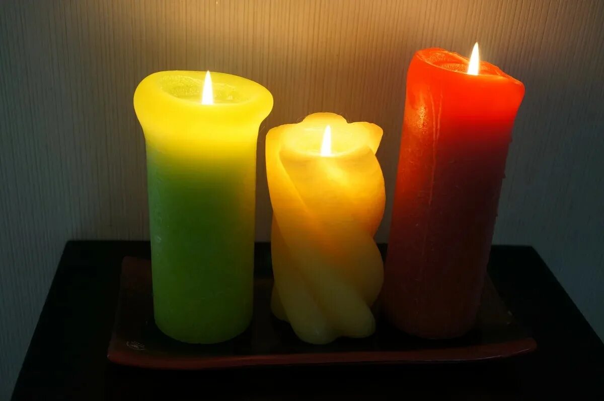 Свечи. Желтая красная зеленая свеча. Желтая свеча. Горящие свечи. Желтая красная зеленая свеча.