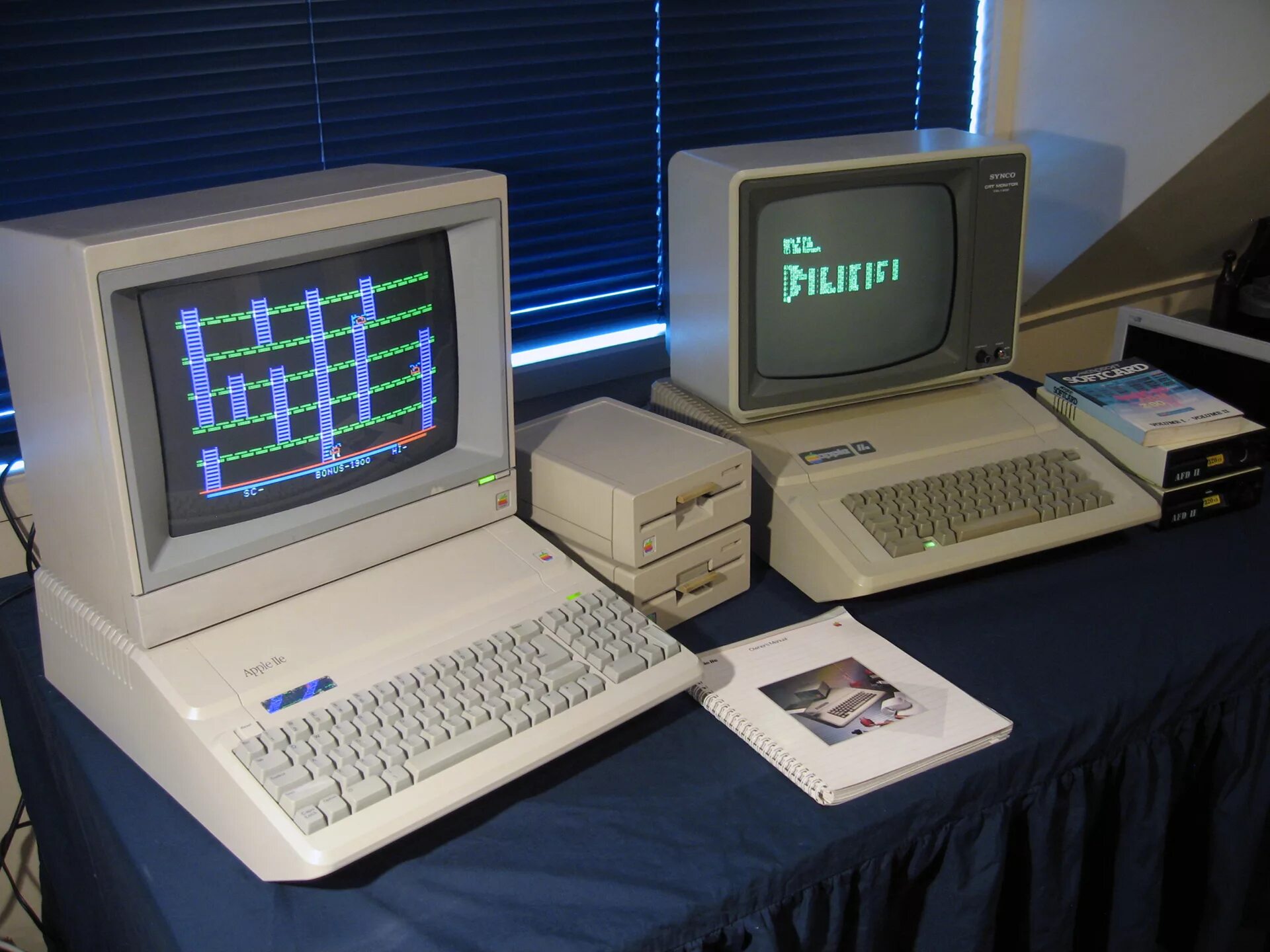 Apple 2. Apple 2 компьютер. ЭВМ 4 поколения Apple 1. 4 Поколение ЭВМ эпл.