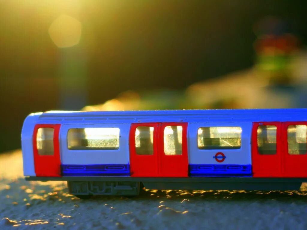 Метро игрушка. Игрушечный поезд. Поезд метро игрушечный.
