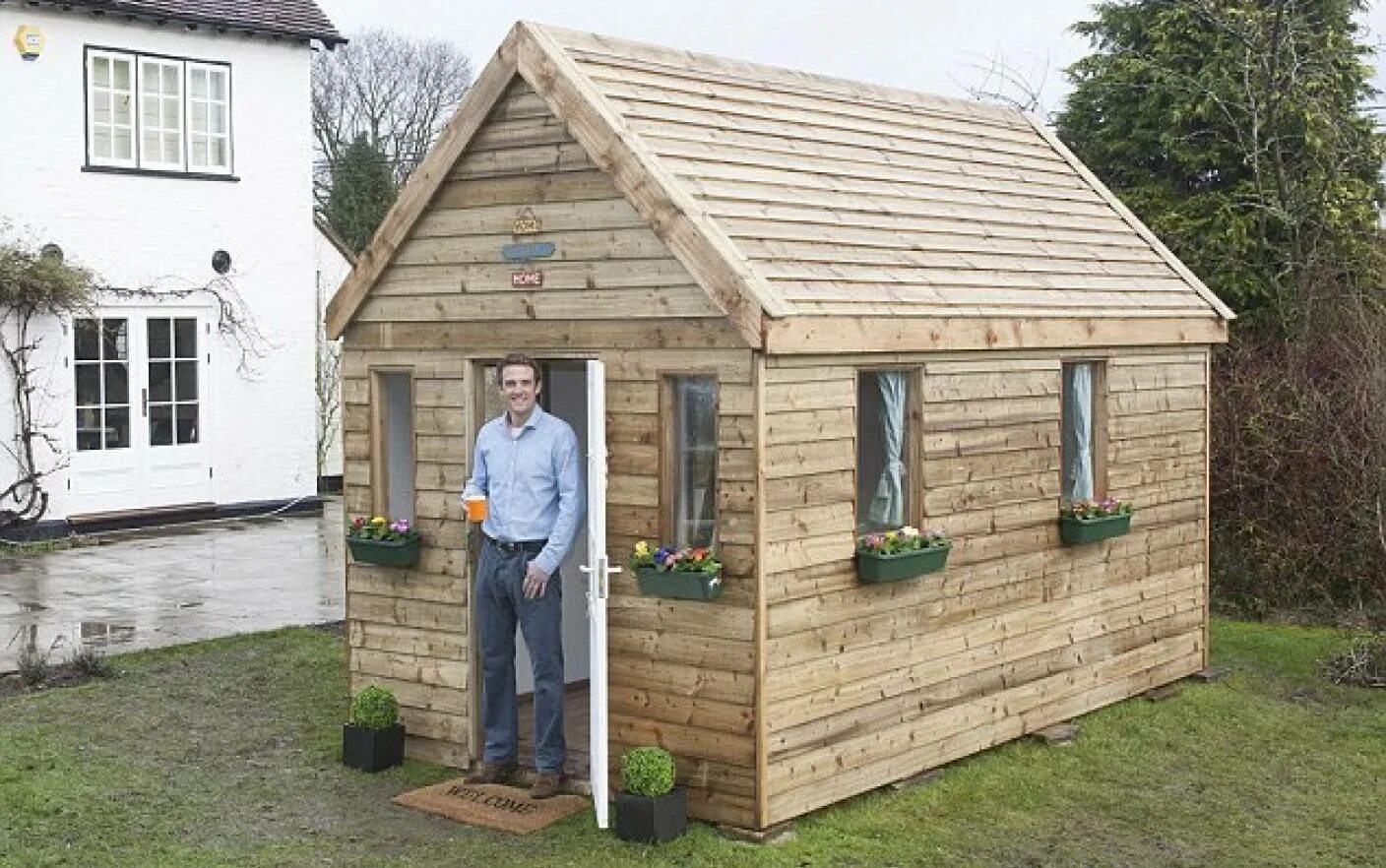 Создать на дому маленькую. Маленький домик для дачи. Дачный домик из досок. Маленький деревянный домик. Временные домики для дачи.