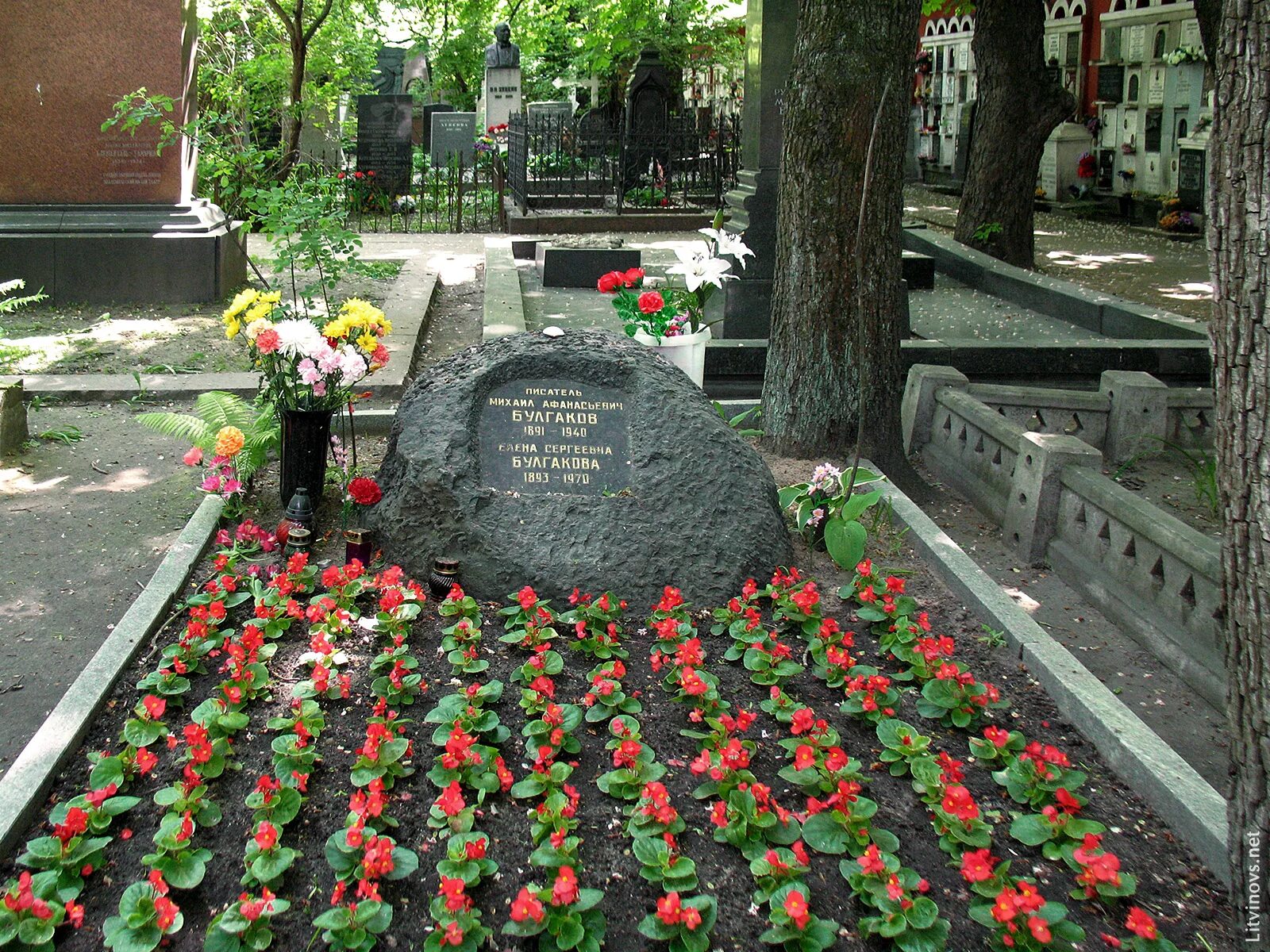 Где стоит могила. Новодевичье кладбище булгаков. могила булгакова на новодевичьем кладбище. новодевичье кладбище булгаков могила.
