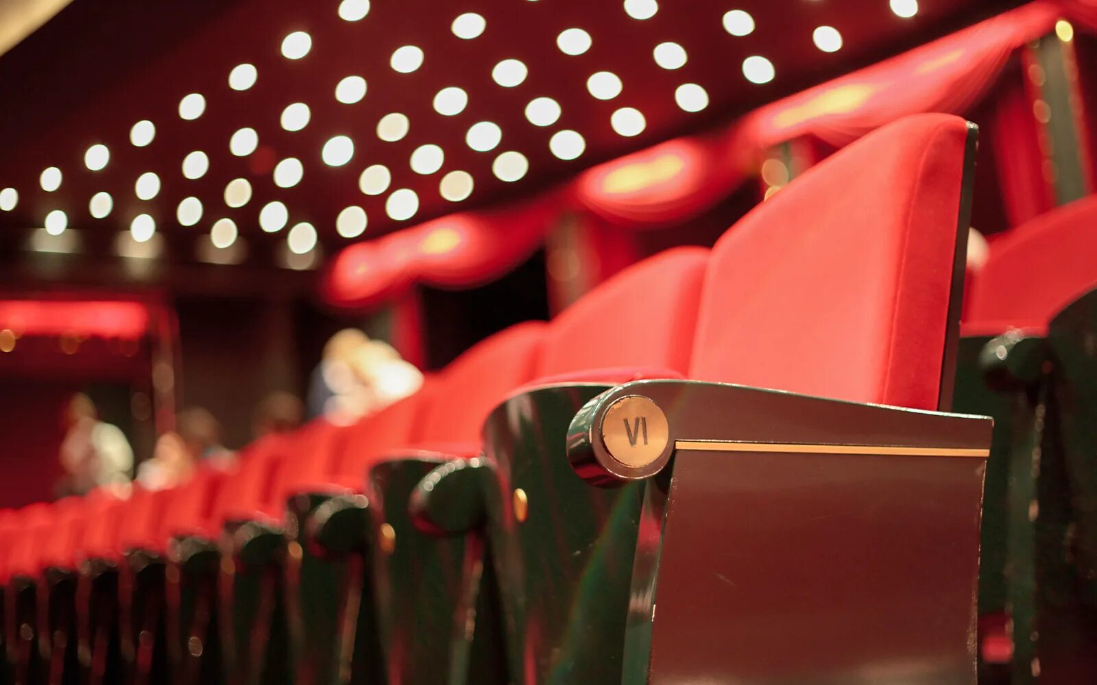 Theater seating. Сиденья в театре. Кресло в кинотеатре сверху. Ряды сидений в театре.