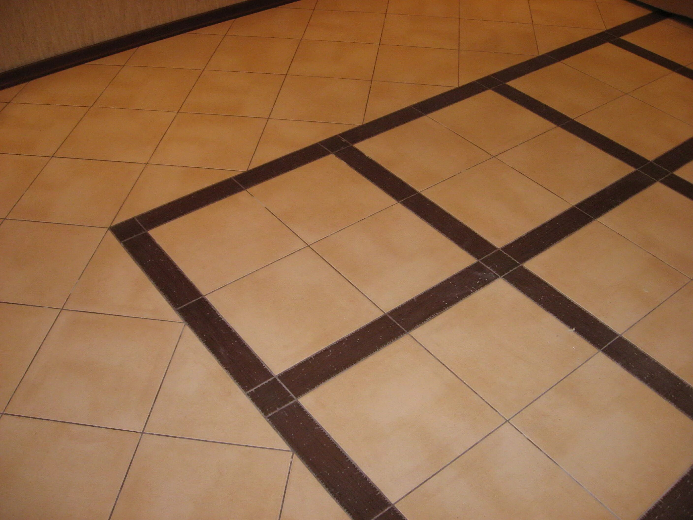Плитка по диагонали. Раскладка плитки по диагонали. Ceramic floor tiles плитка. Укладка напольной плитки. Диагональ у плитки 60 на 60.