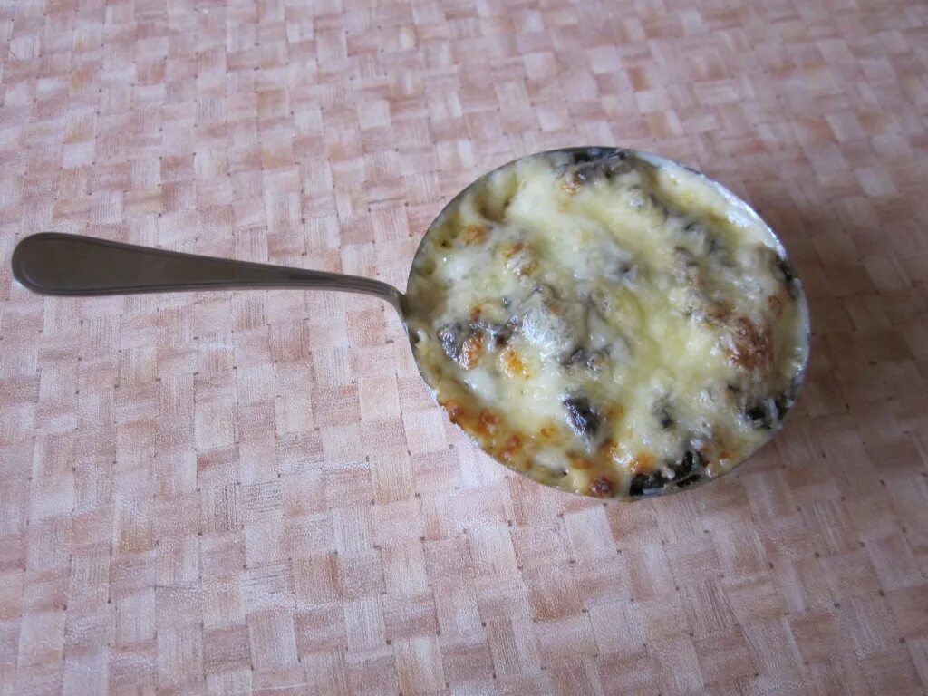 Кокот грибной. Грибной жульен из шампиньонов со сметаной. Грибной жульен из шампиньонов со сметаной. Классический грибной жульен. Жульен с курицей и грибами.