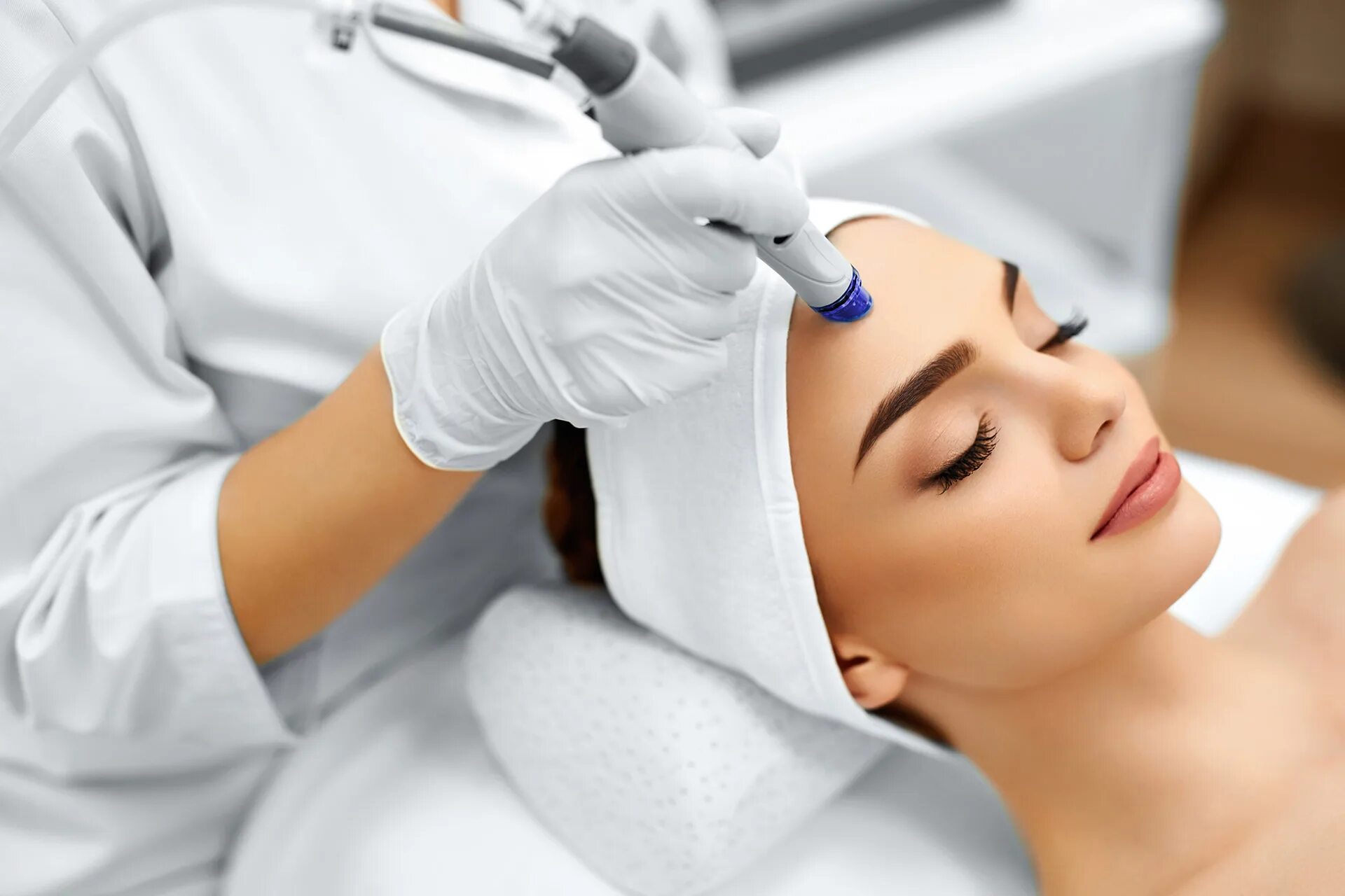 Косметические услуги салон. Гидропилинг HYDRAFACIAL. Гидропилинг и фонофорез. Косметолог. Девушка у косметолога.