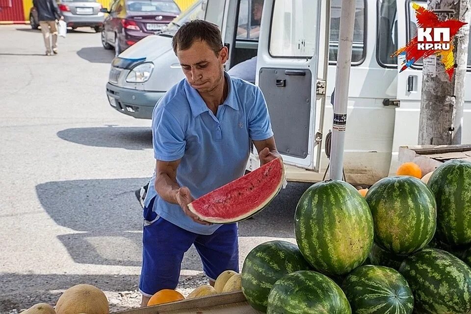 Арбуз купить рынок. Арбузы продают. Торговля арбузами. Арбузы на рынке. Торговец арбузами.