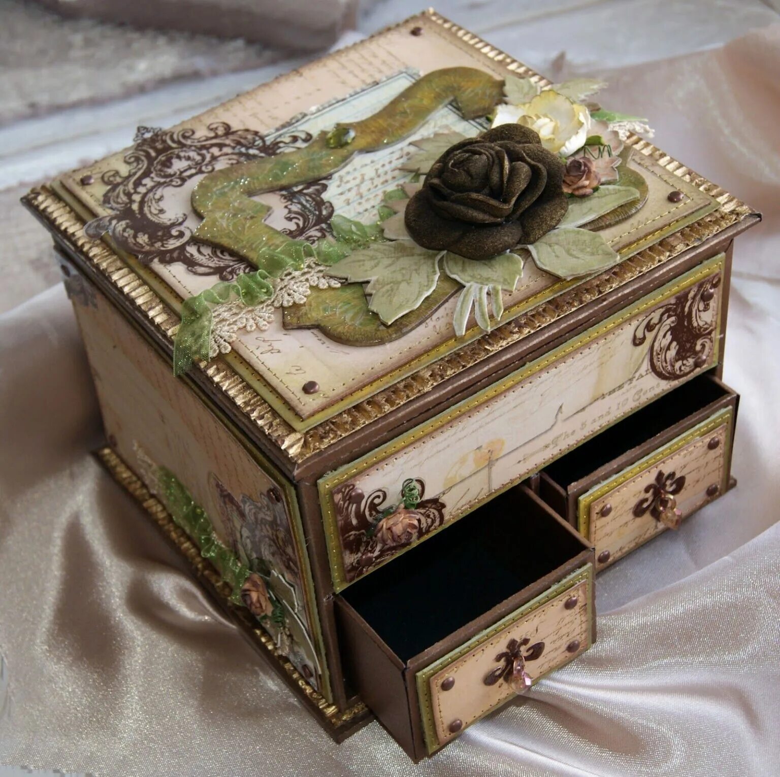 Декор коробки. Шкатулки из обувных коробок. Шкатулочки из картона. Сундук для украшений. Сделать красивую шкатулку.