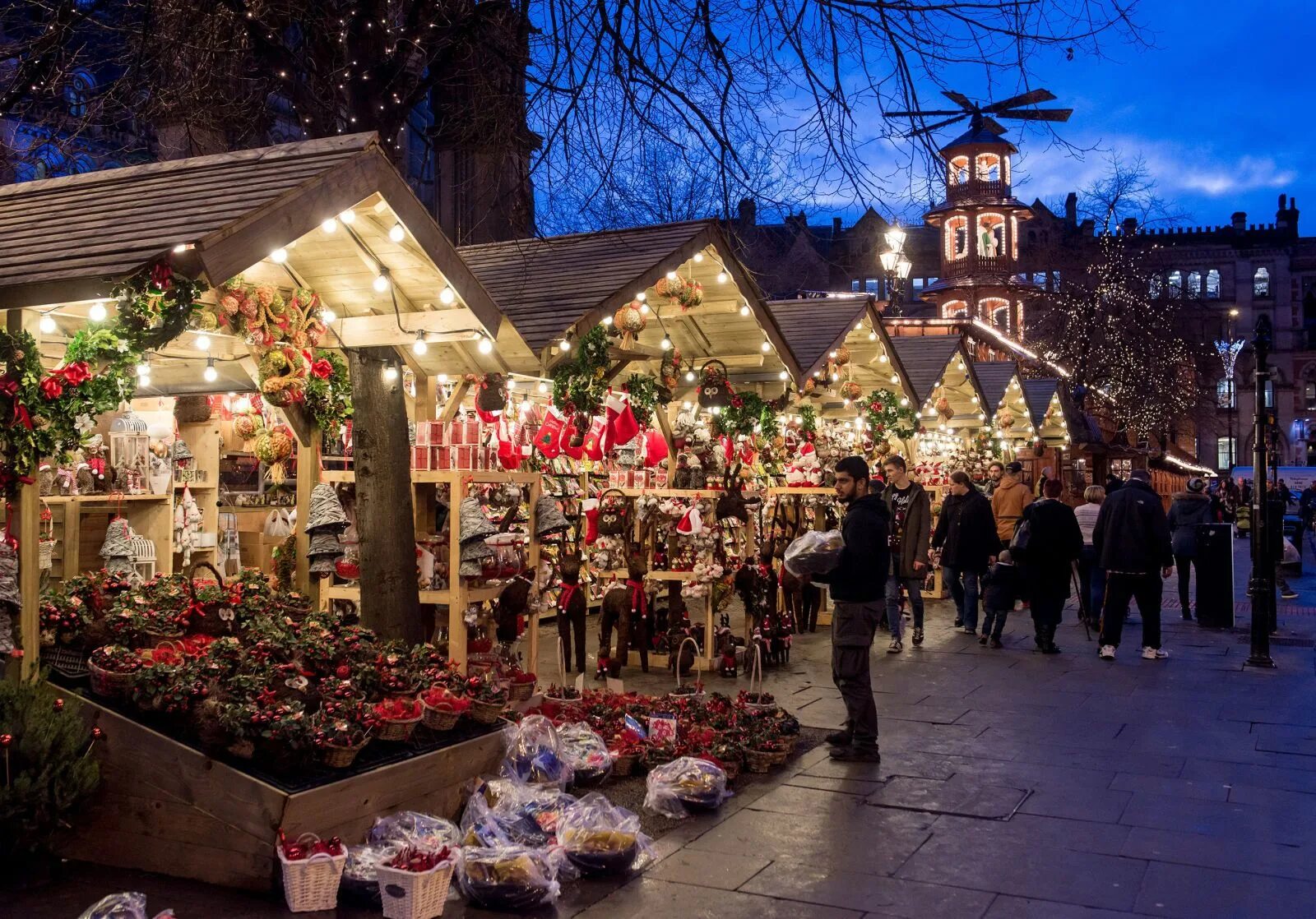 Holiday in town. Рождественская ярмарка Гослар. Рождество в Англии. Рождество в Европе. Рождественские ярмарки в Англии.