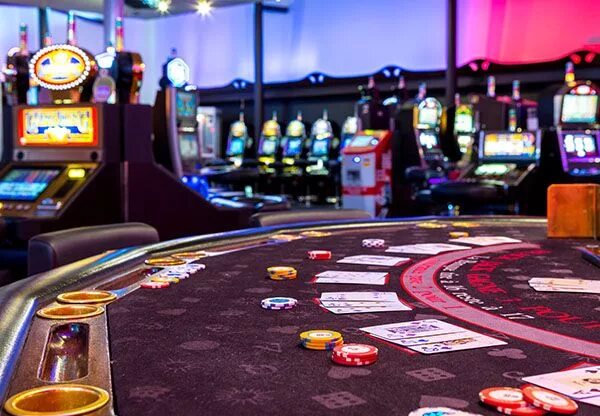 Игровой клуб анлим. Казино Лас Вегас покерный стол. Казино Мираж Лас Вегас игровое оборудование. Казино Камелот Лас Вегас. Покерный клуб Лас Вегас.