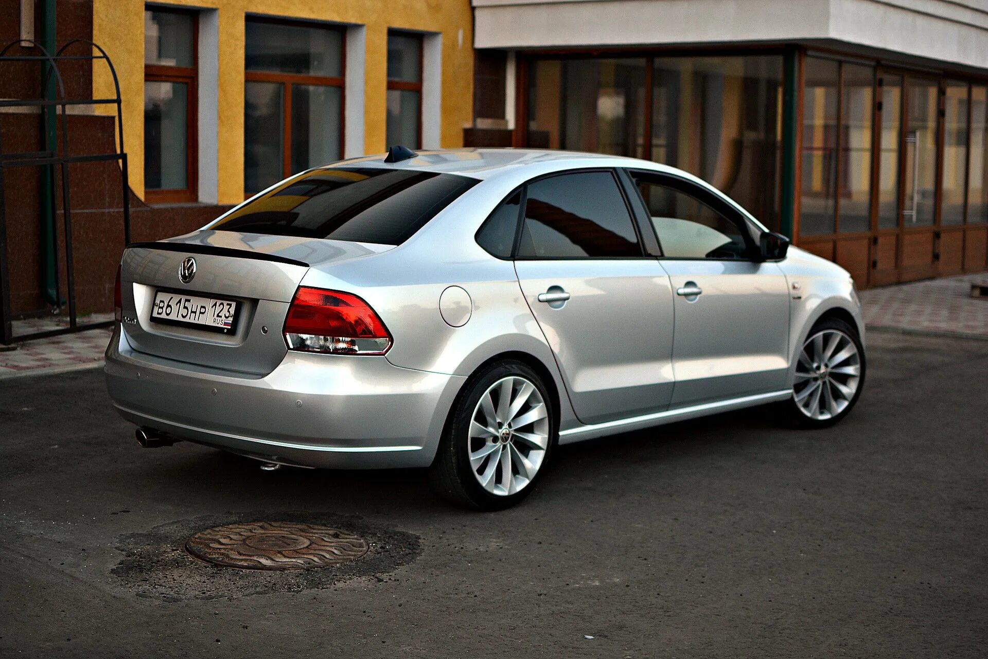 Фольксваген поло седан спб купить. Volkswagen Polo sedan 2012. VW Polo sedan Tuning. Поло седан 2011. Volkswagen Polo седан 2012.