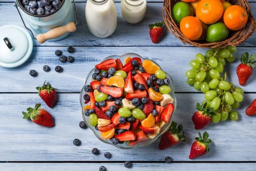 Витамин с летом можно. Полезные фрукты для зубов. Здоровое питание ягоды. Фруктовые витамины. Лето витамины.