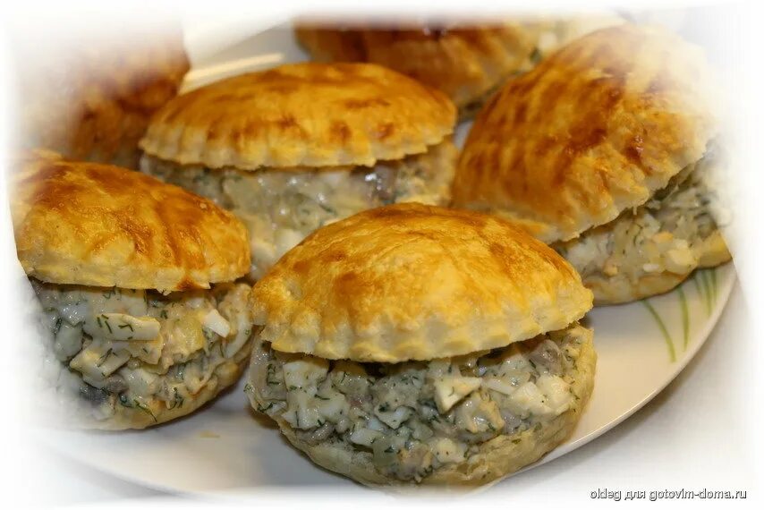 Закуска ракушки с жемчужиной. Ракушки из теста. Слоеные ракушки с начинкой. Слоеные ракушки с начинкой. Закуска ракушка из слоеного теста.