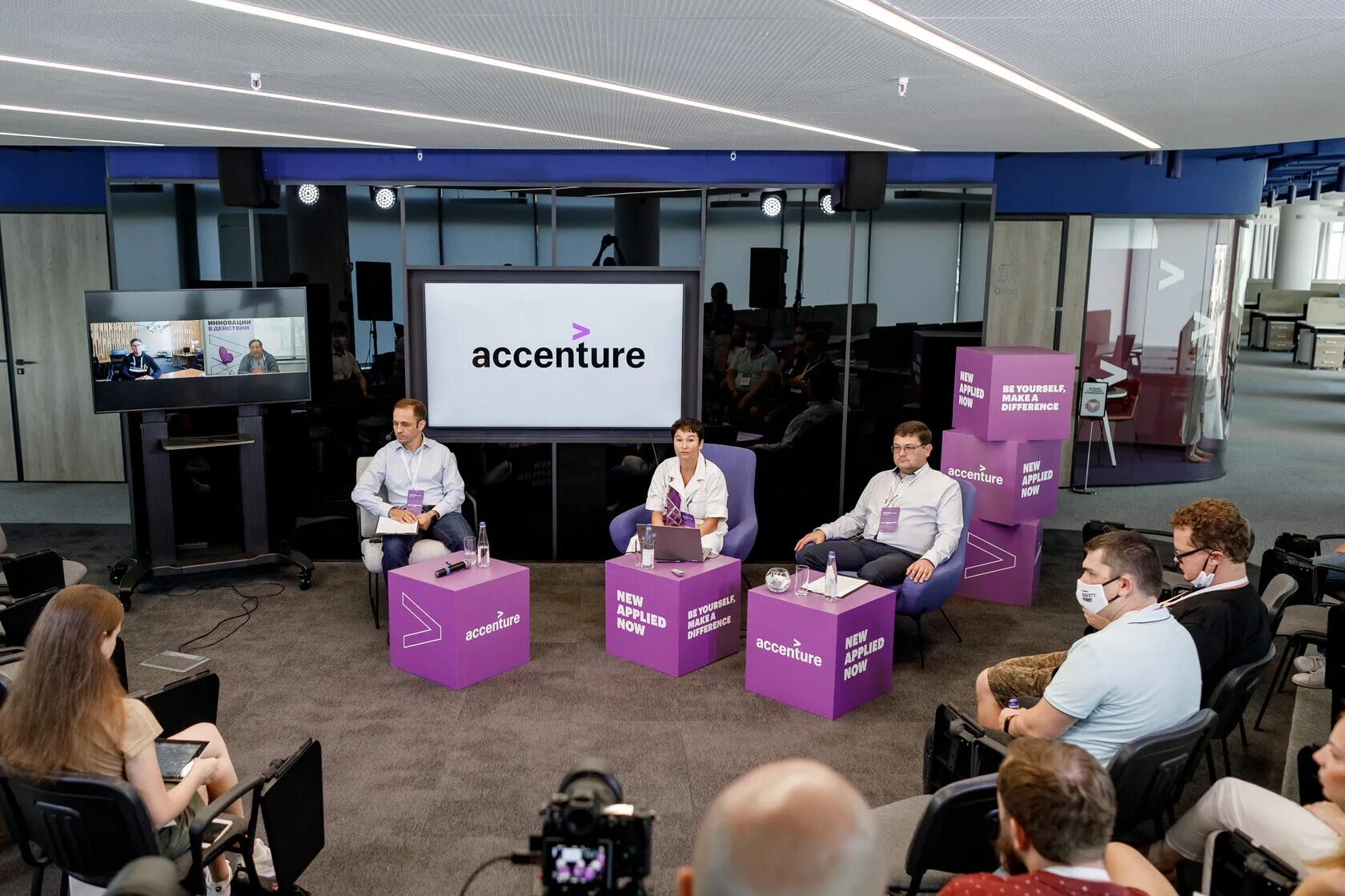 Самые открытые компании. Accenture компания. Консалтинговая компания Accenture. Accenture офис в Москве. Accenture логотип.