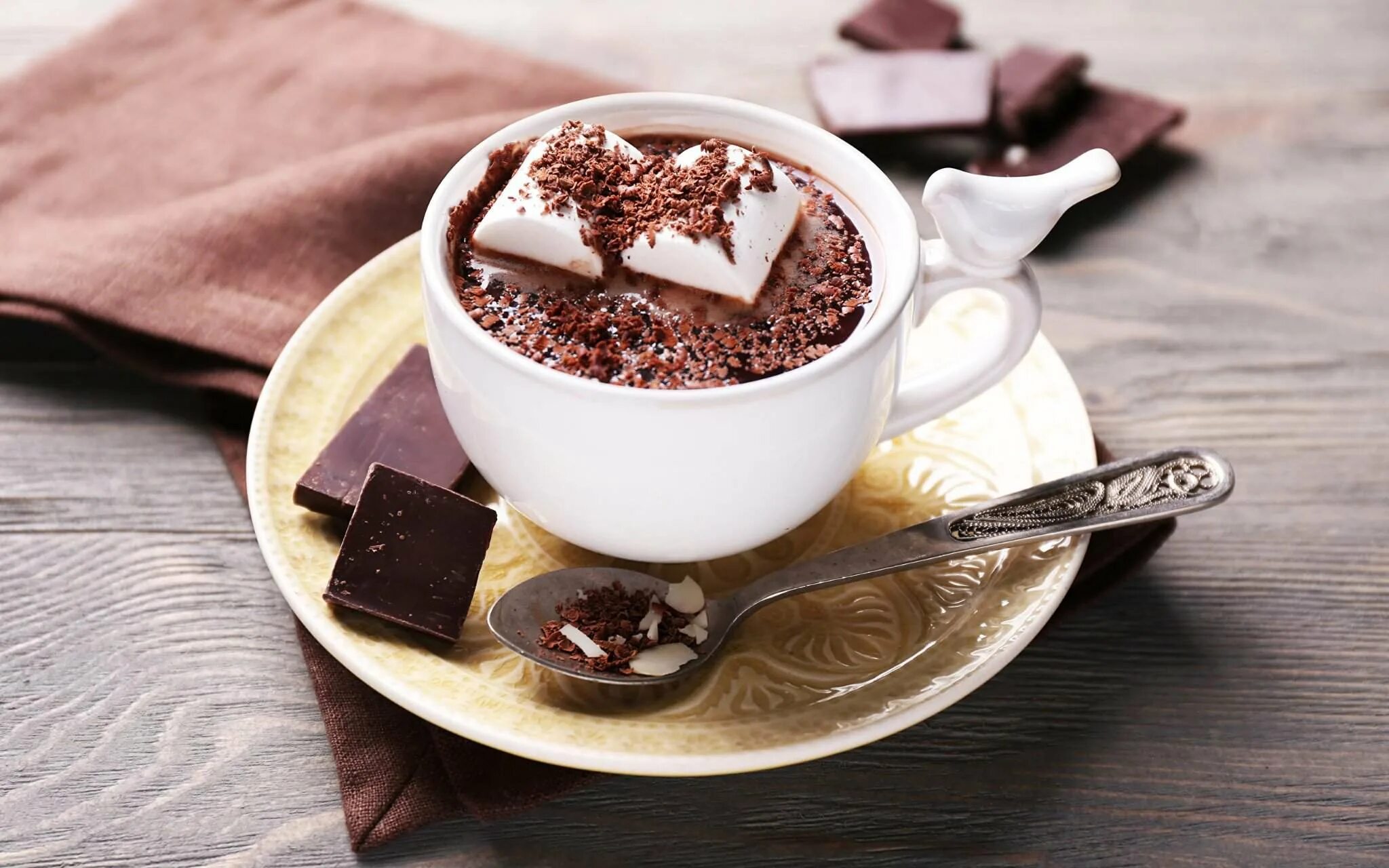 Горячий шоколад. Чашка кофе и шоколад. Красивый кофе. Горячий шоколад в чашке.