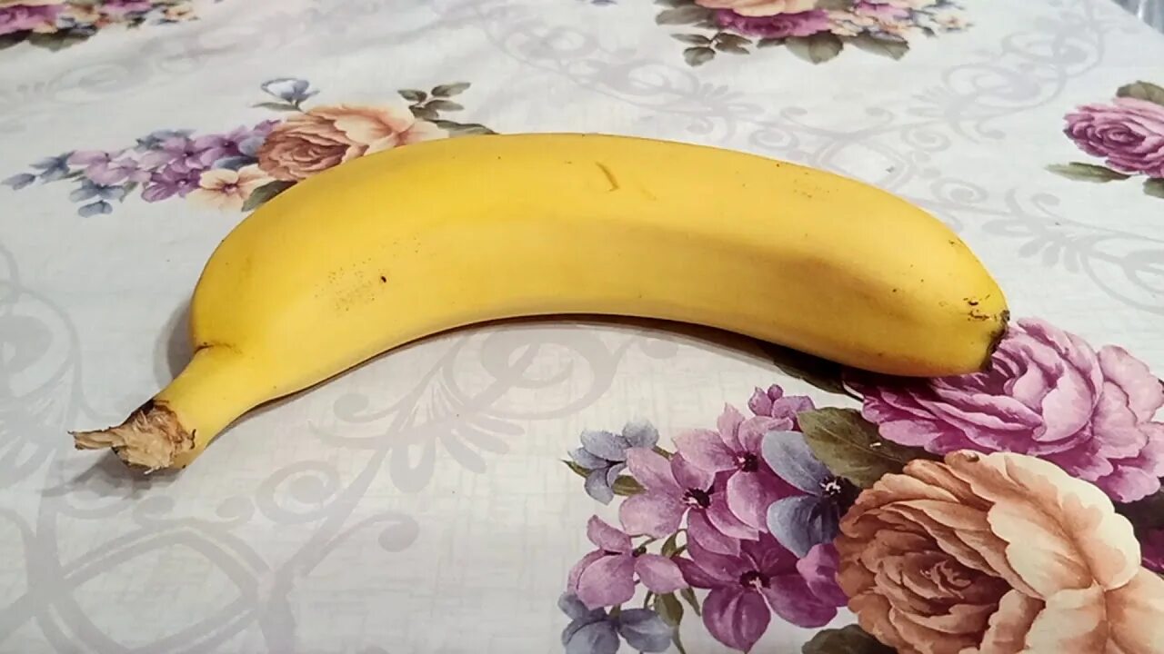 Сколько лежат бананы. Банан на столе. Банан лежит. Банан один. Королевские бананы.