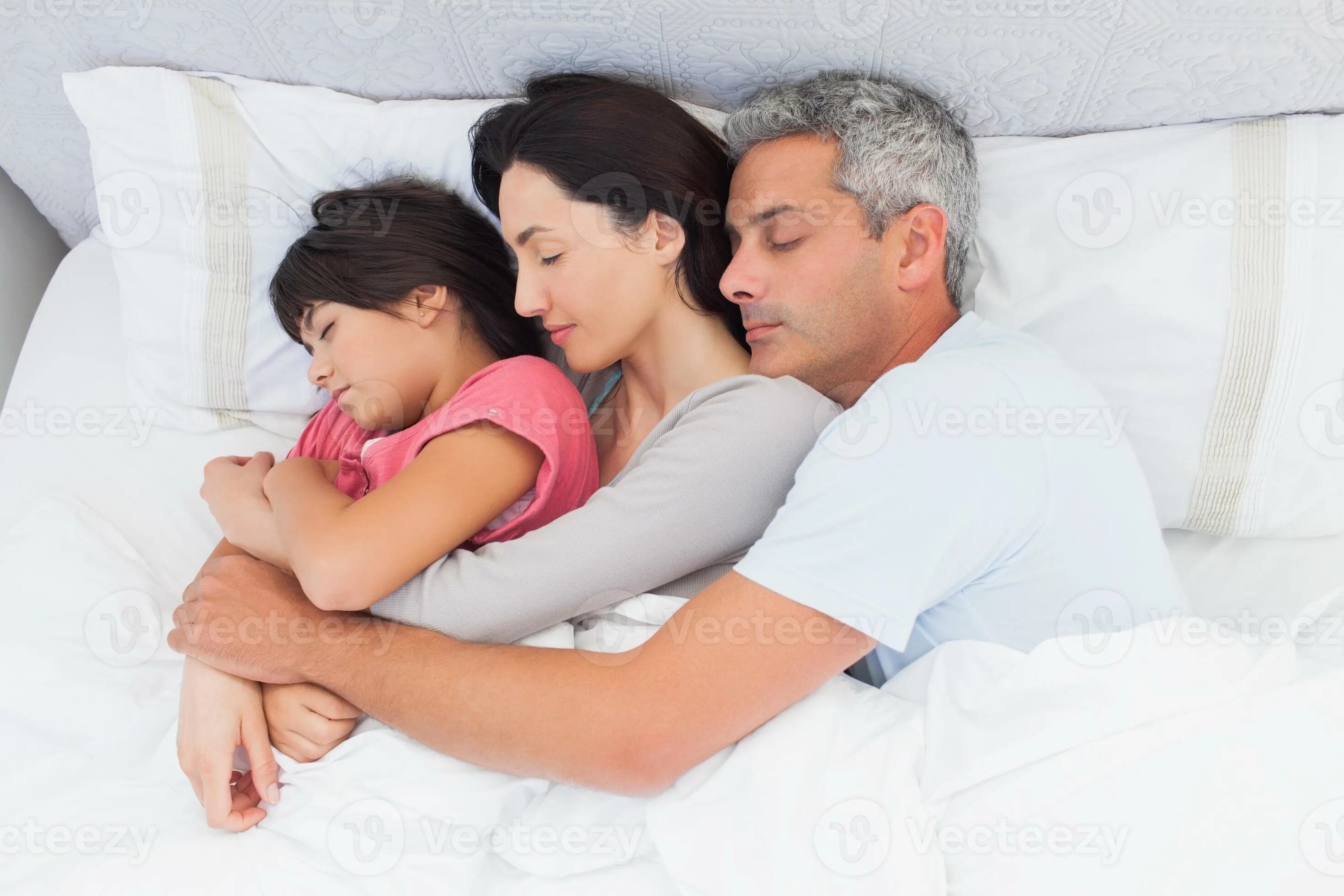Папа дочь мама в постели. Папа мама и ребенок в постели. Мама и папа в кровати видео. Дочку вместе с другом