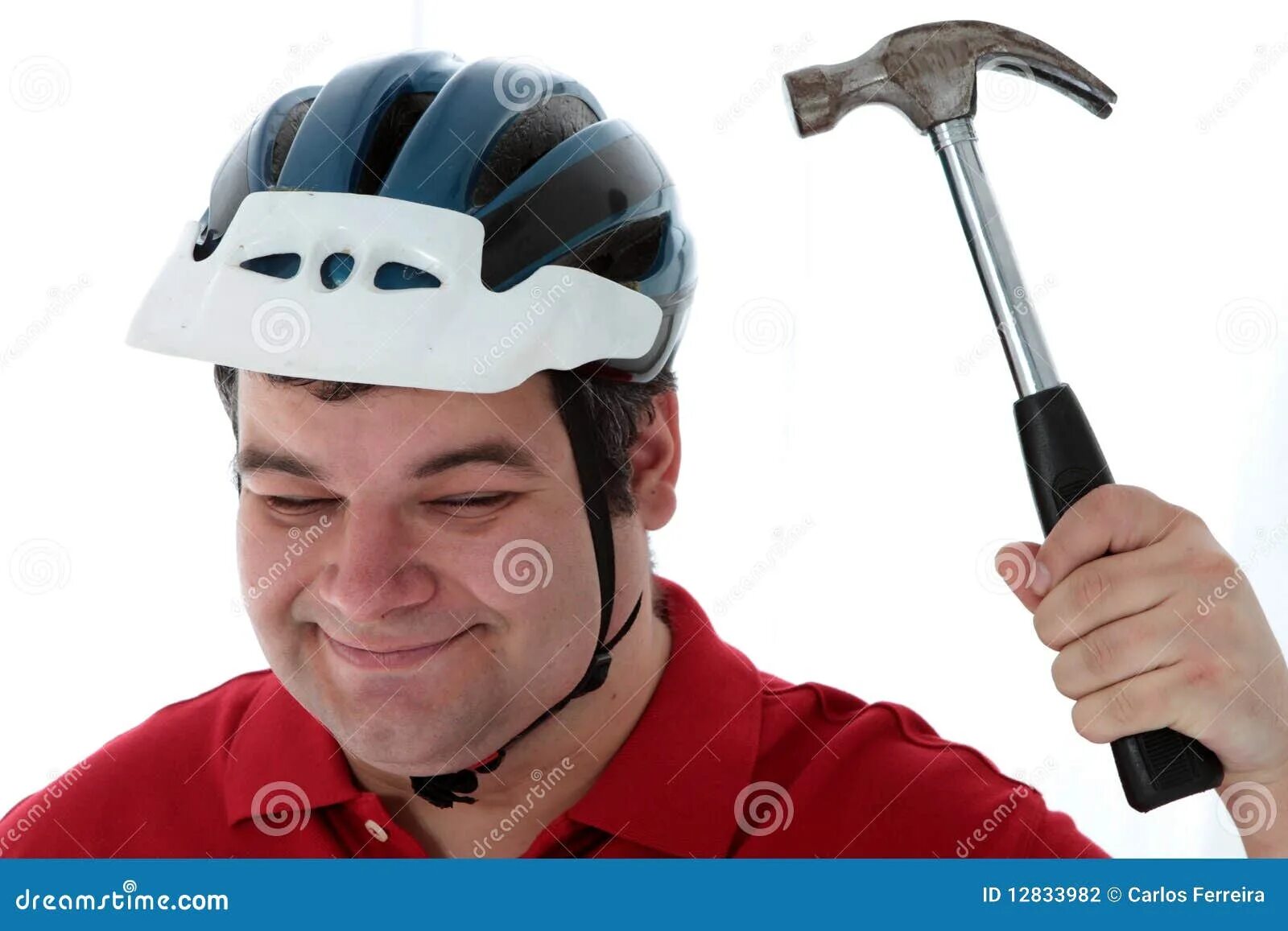 Бьют по каске. По шлему молотком. каска и молоток. удар по каске. человек с ключом.