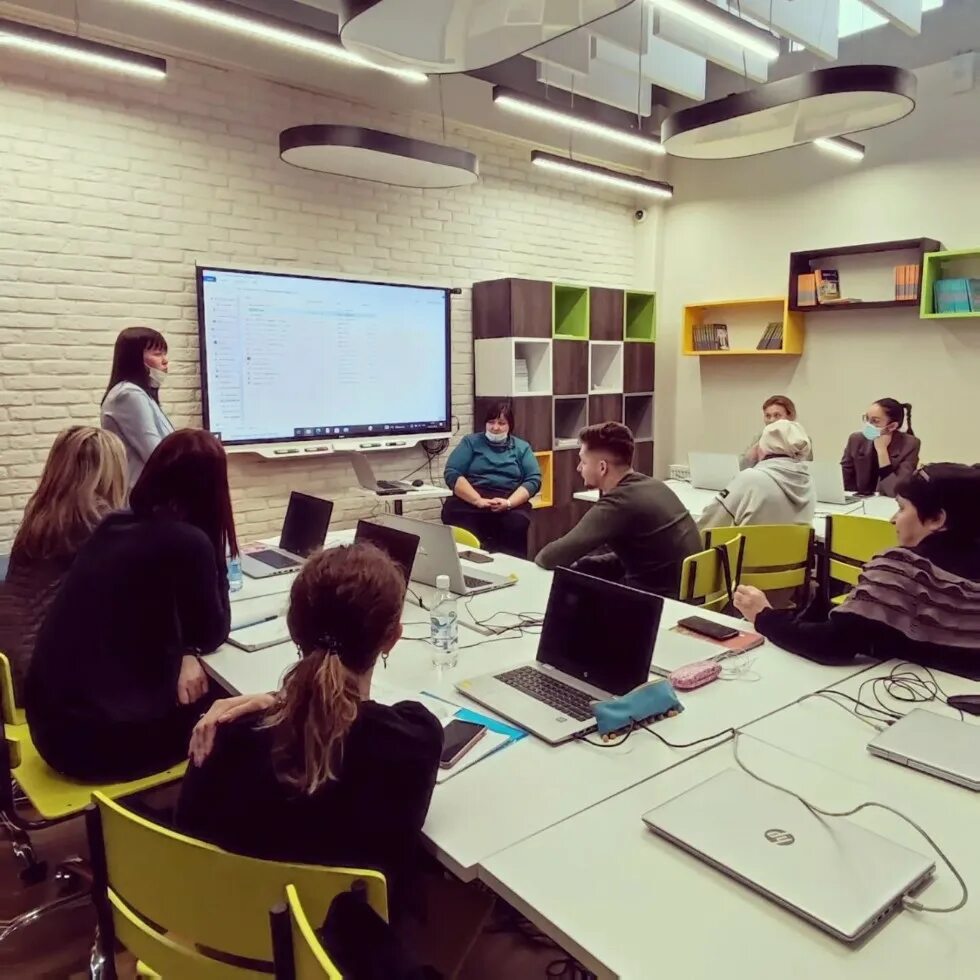 Информационный фон. Education project. Учитель объясняет детям картинка. Педагог и компьютер. Работа с педагогами.