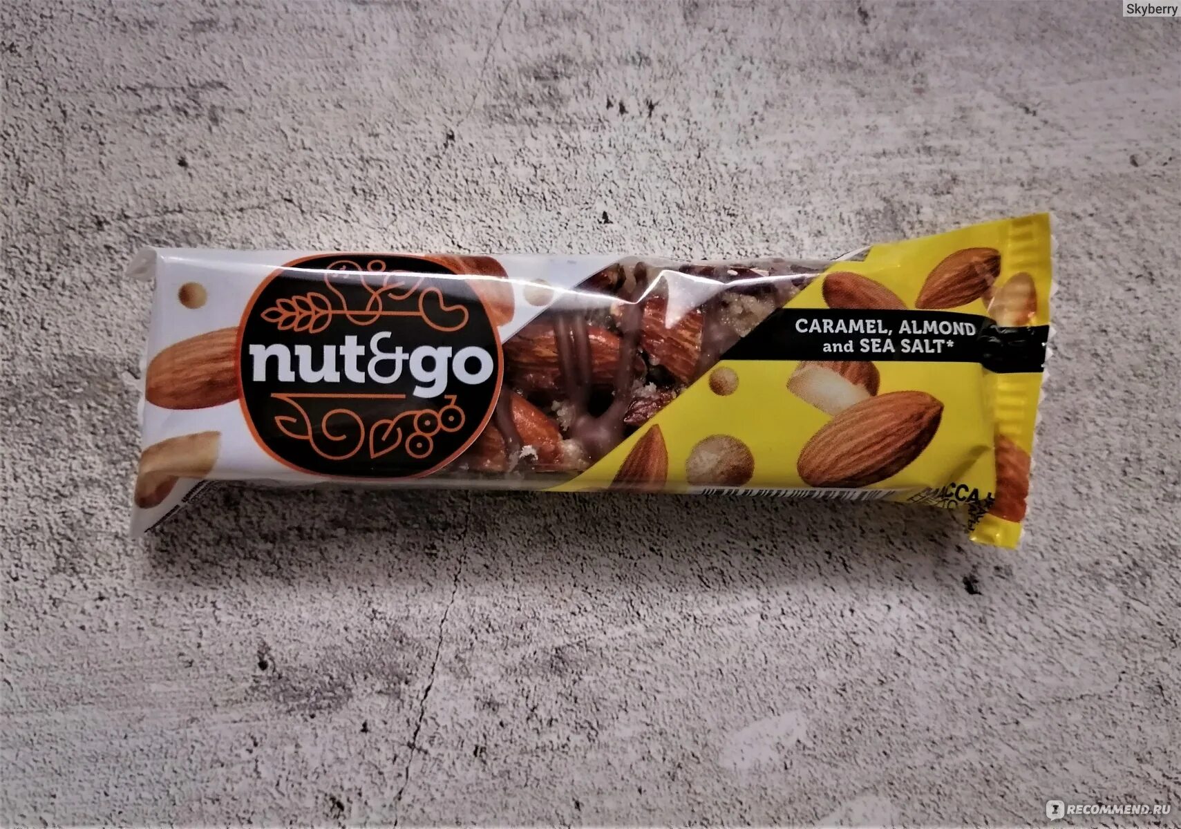 Батончик nut n go. Батончик nut n go миндальный 34г. Батончик KDV nut n go с карамелью миндалём и морской солью. Батончик SOJ миндаль карамель. КДВ миндальный батончик KDV nut go.